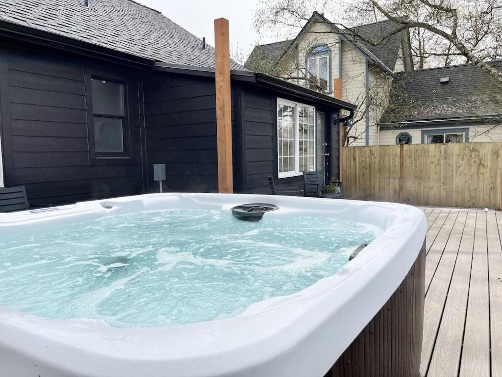 Modern 2 Bedroom Farmhouse Cottage With Hot Tub In Snohomish Kültér fotó